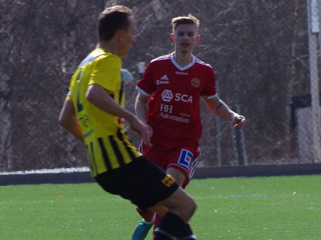 Alnös William Svelander i bakgrunden på bilden, men i förgrund i matchen med sitt hattrick. Foto: Pia Skogman, Lokalfotbollen.nu.