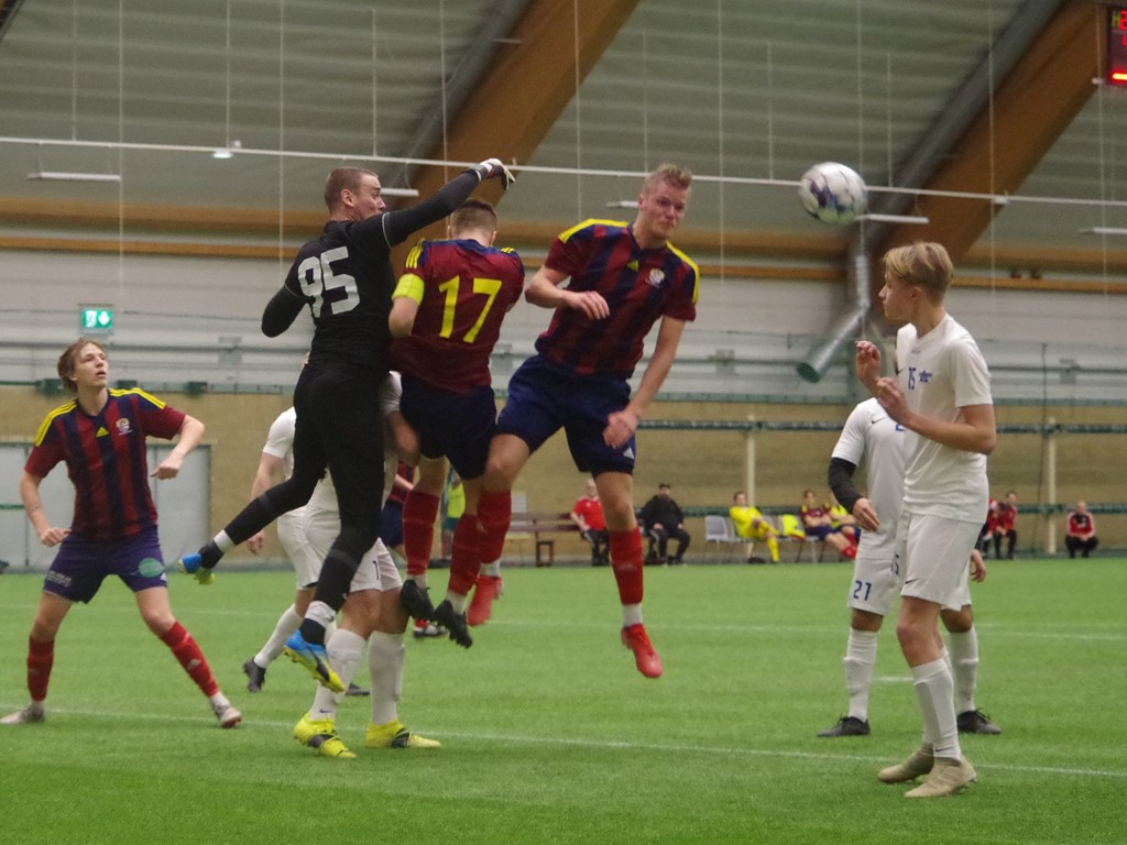 Fränstas ukrainske keeper Mischa Barabanov hade fullt upp mot Selånger. Här boxar han undan en hörna. Foto: Pia Skogman, Lokalfotbollen.nu,.