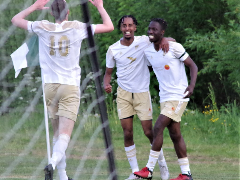 Sanuel Keflit gratuleras efter sitt hattrick borta mot Björna. Foto: Pia Skogman, Lokalfotbollen.nu.