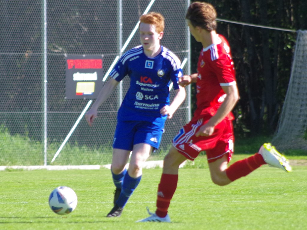 Matfors Linus Stafrin (i blått) hade ett bra derby mot Alnö, tre avslut på mål, tre fullträffar. Foto: Pia Skogman, Lokalfotbollen.nu.