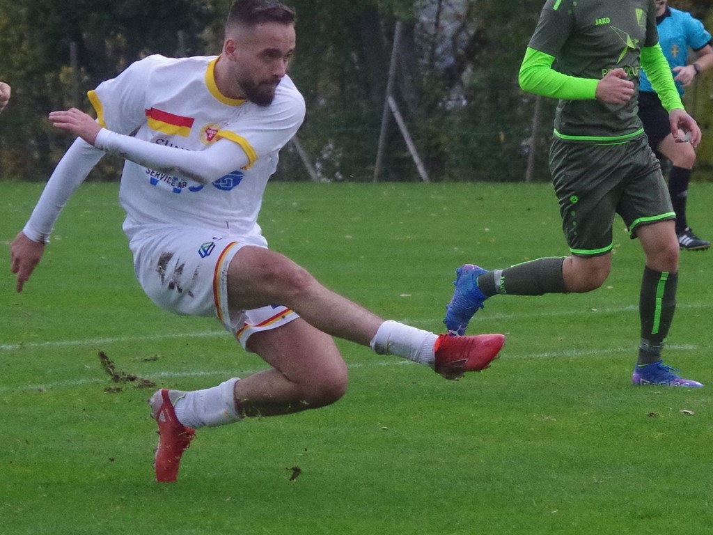 Bleart Ugzmajli bryter fram som en gammaldags centertank och krutar in Sunds 3-0-mål i seriefinalen mot Lucksta 2020. Nu är han tillbaka i Malandsklubben efter spel i Alnö. Foto: Pia Skogman, Lokalfotbollen.nu.