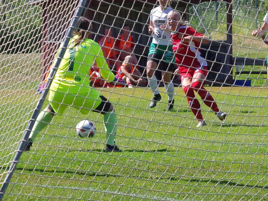 Tuva Lundin löper igenom och rullar in 4-0 på Bergnäset i minut 55. Foto: Pia Skogman, Lokalfotbollen.nu.