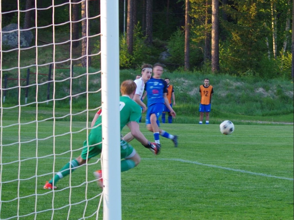 Bilden: Kevin Henrysson får en boll på djupet på högerkanten, driver in mot mål och skjuter ett vinkelskott som SSK-målvakten Filip Widén räddar men släpper retur som Oskar Nordlund (utan för bild) rakar in i tomt mål och 3-2 till Fränsta i den 88:e minuten och stort jubel på Myggvallen - fram till dess att den assisterande höjer flaggan för offside... Foto: Pia Skogman, Lokalfotbollen.nu.