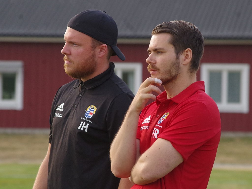 Tränarduon Jesper Hellström (t v) och Filip Renman blickar framemot deras tredje säsong som tränare för SSK.