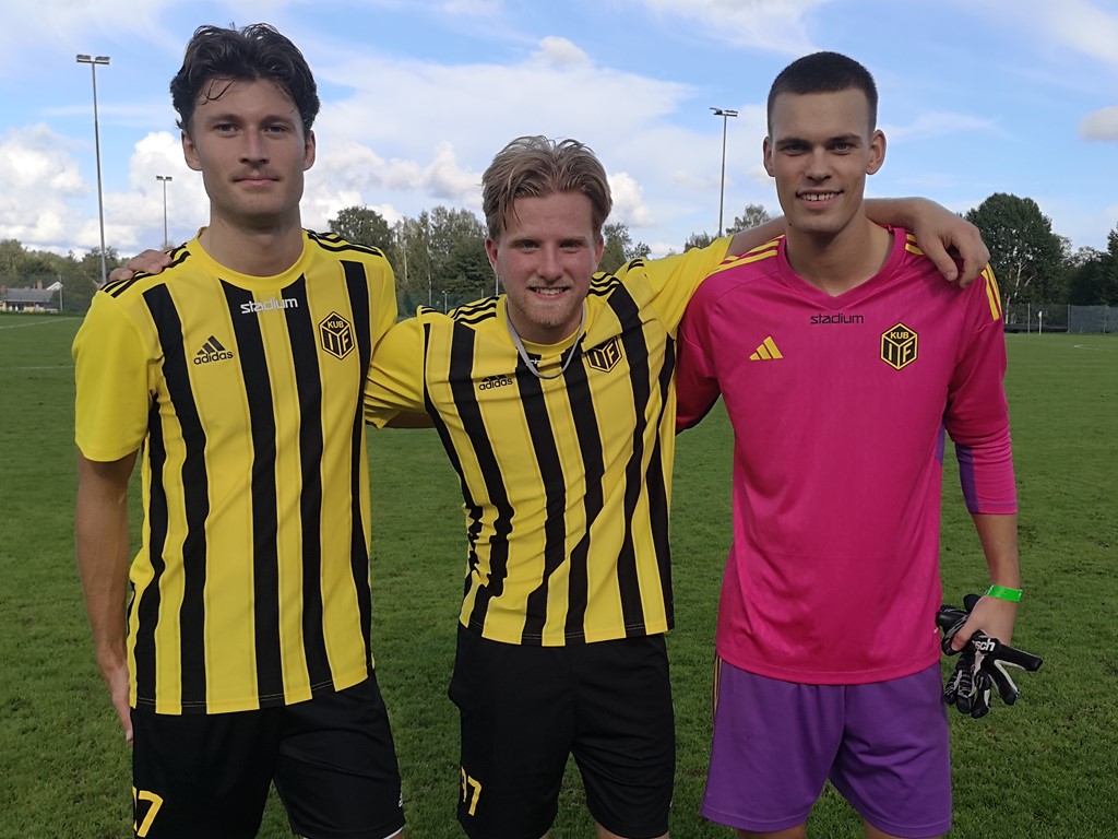 Kubens målgörare i derbyt mot Alnö, fr v Tim Jonsson och William Häglund tillsammans med keepern Edvin Lund Borg som höll nollan. Foto: Roger Norrman.