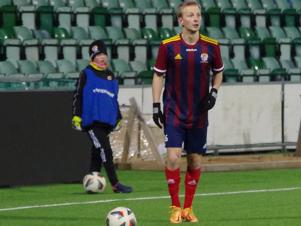 Melker Norén i upprätt tillstånd siktar in sig på att slå en frispark. Foto: Pia Skogman, Lokalfotbollen.nu.