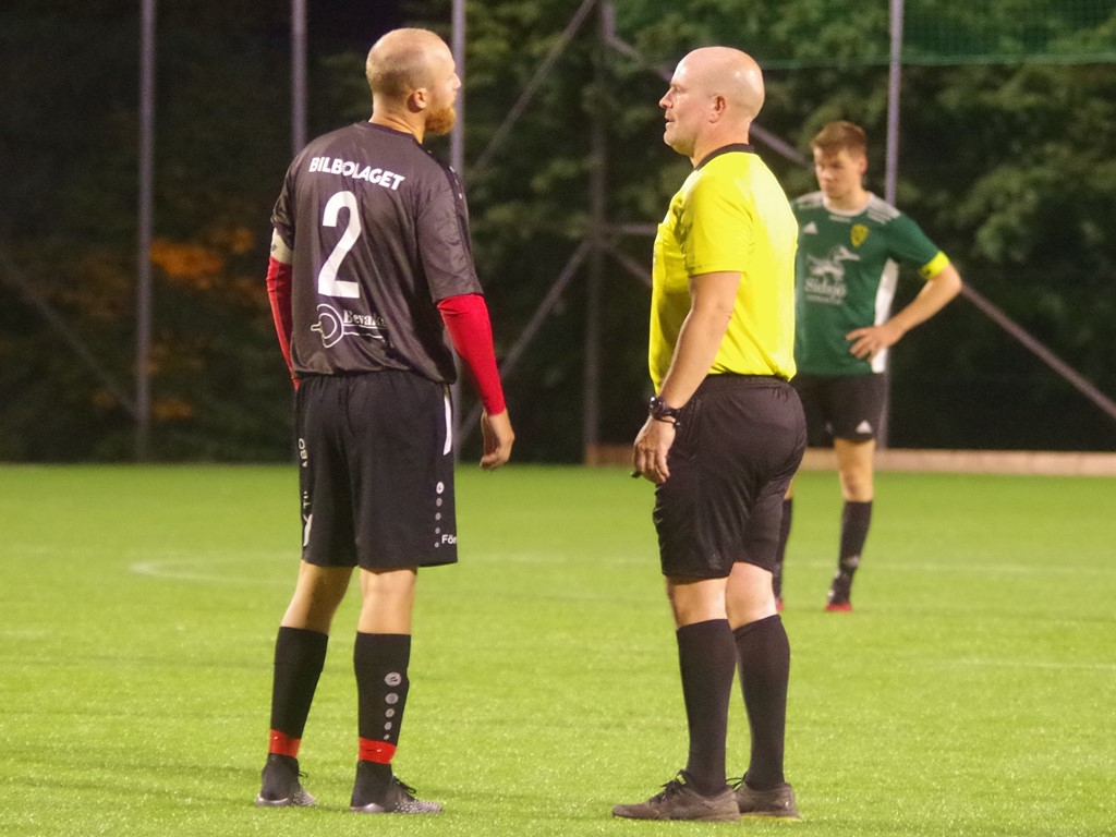 Två lättkammade gossar i samspråk. Söråkers spelande tränare och lagkapten Jonas Nordström och domaren Nicklas Dyrén. Bägge tillhörde de bättre aktörer under en match ifjol. Foto: Pia Skogman, Lokalfotbollen.nu.