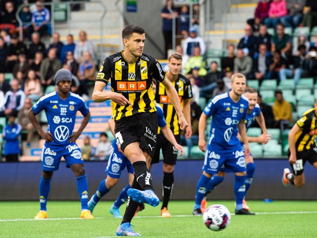 Skyttekungen Alexander Jeremejeff var med sina två mål med och såg till att Häcken sänkte GIF på NP3 Arena. På bilden bredsidar han in ettan från straffpunkten. Foto: Nils Jakobsson, Bildbyrån.