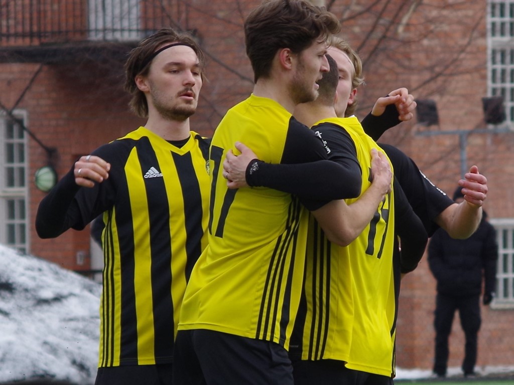 SStraffskytten Ali Mahmoud klappas om av glada lagkamrater i matchen mot Sollefteå. Dacapo i Östersund i eftermiddag? Foto: Pia Skogman, Lokalfotbollen.nu.