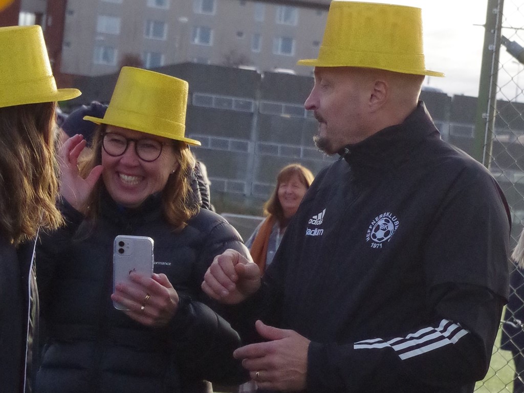 Heffnersklubbans Lena Hamrin och Jonas Prytz fick Idrottens Vänners ledarpris 2022. Här syns duon efter fjolårets avancemang till division 1. Foto: Pia Skogman, Lokalfotbollen.nu.