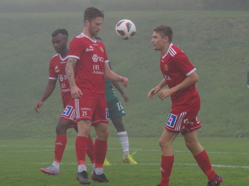 Jesper Andersson (#21) gjorde Alnös bägge mål i dimman på Släda IP mot Östavall. Foto: Pia Skogman, Lokalfotbollen.nu.