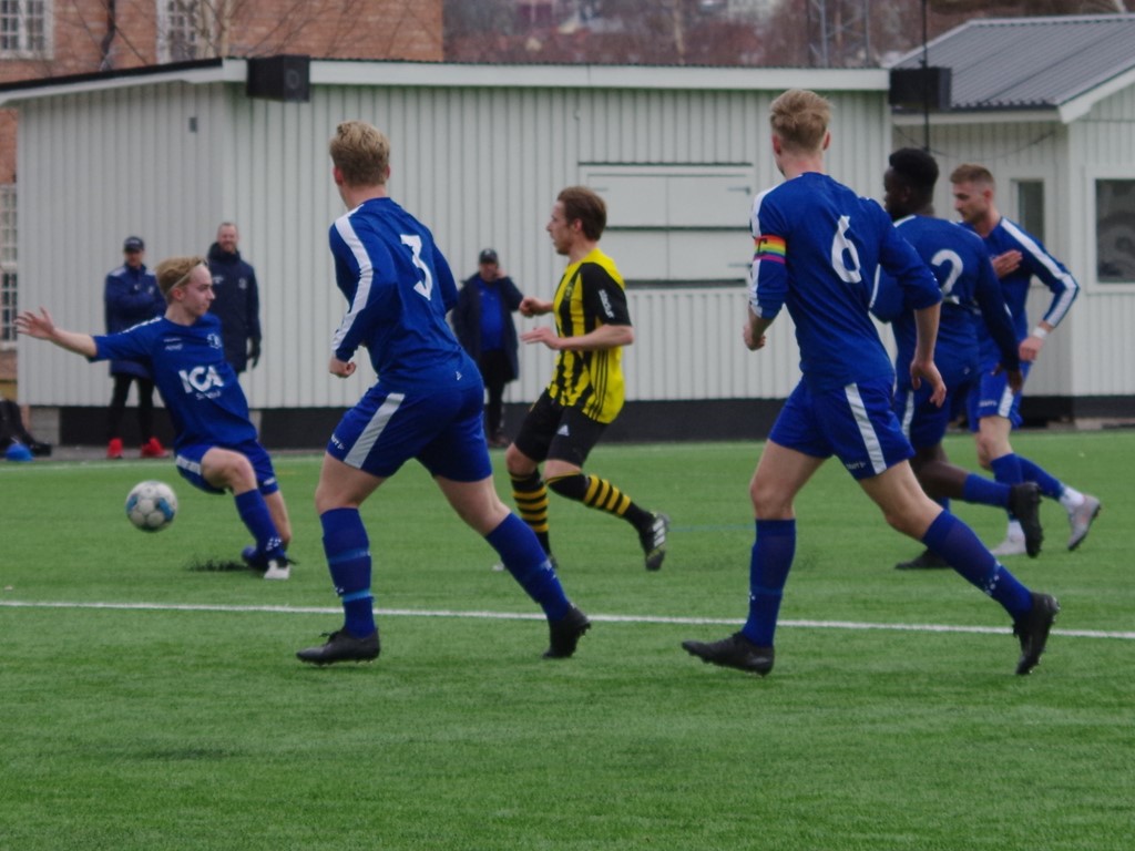 Oskar Säfström mot ett väl samlat motståndarförsvar. Foto: Pia Skogman, Lokalfotbollen.nu.