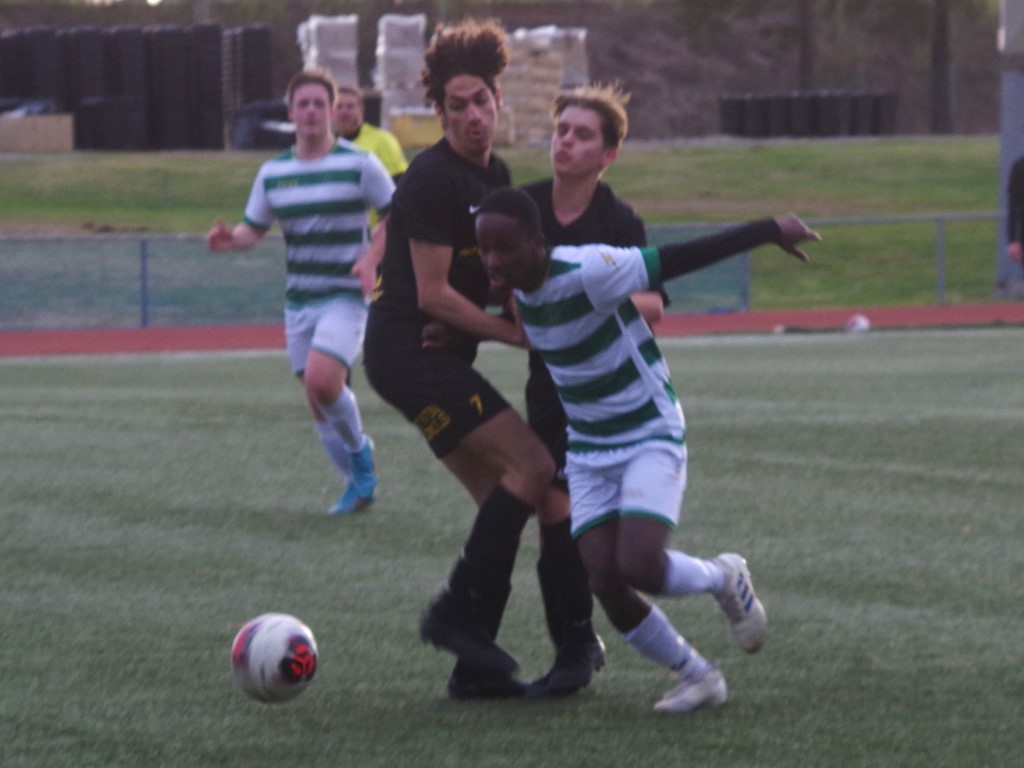 Ljungas Noah Masri i duell med Ånges Mohamed Nuradeen. Foto: Pia Skogman, Lokalfotbollen.nu.