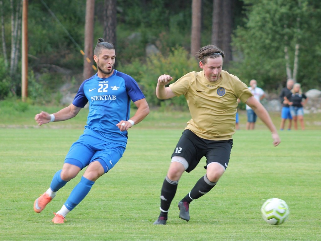 Kristian Horobei (i blått) och hans Fränsta är mer eller mindre redan klara för uppflyttning till Medelpadsallsvenskan nästa år. Om man själva vill ta steget upp vill säga. Arkivfoto: Roger Matsson, Lokalfotbollen.nu,