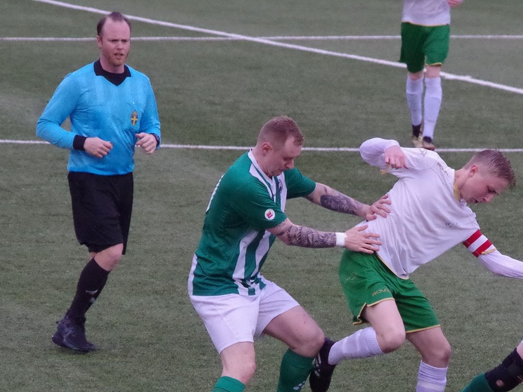 Henrik Olsson har bra koll i matchen mellan Ånge och Essvik i en match i fyran. Foto: Pia Skogman, Lokalfotbollen.nu.