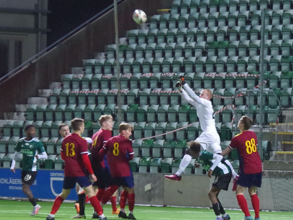 SSK-keepern Filip Widén hade en lugn kväll men här boxar han bort ett Östavallsinlägg. Foto: Pia Skogman, Lokalfotbollen.nu.