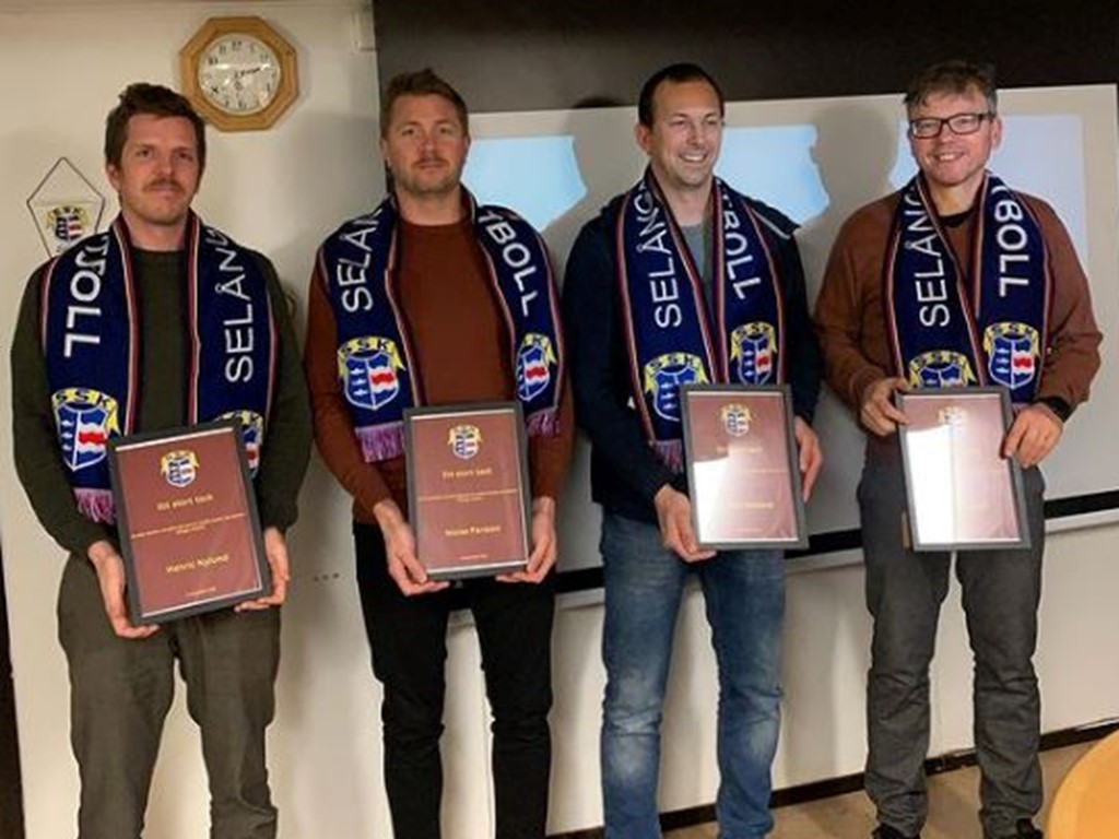 Kvartetten Henric Nylund, Niclas "Graninge" Persson, Stefan Näslund och lagledaren Ulrik Hagevi avtackades på Selångers lagfest. Foto: Jesper Hellström.