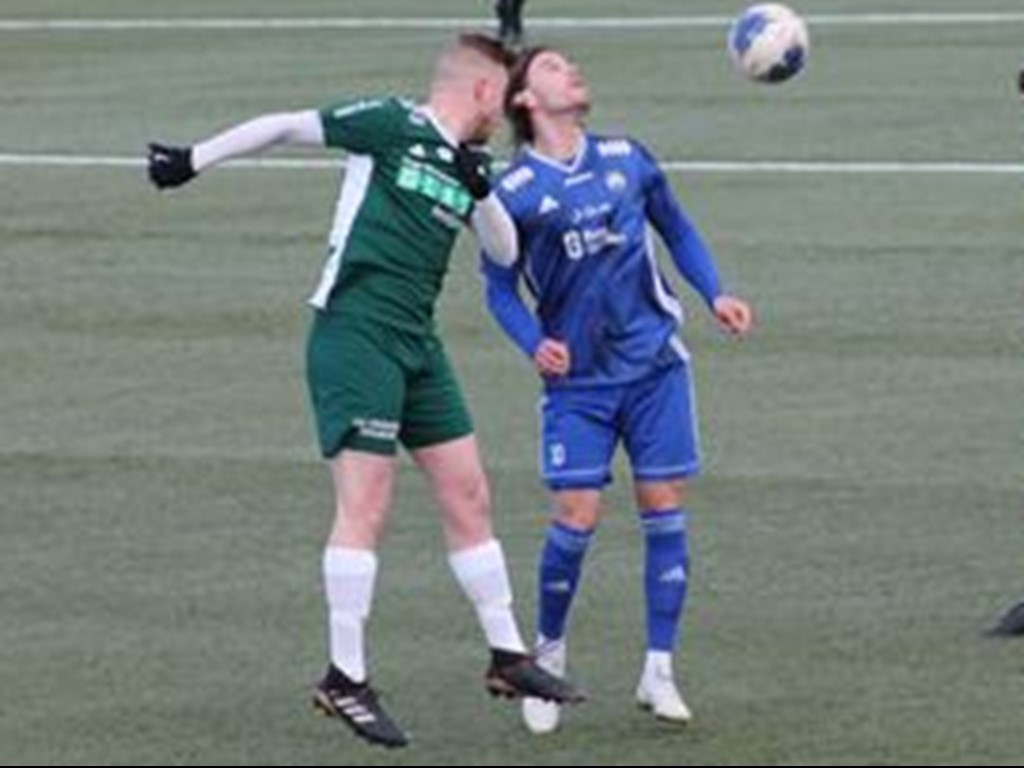 Matfors Sebastian Koivisto Persson (i blått) oroade Östavallförsvaret gång på gång. Foto: Roger Mattsson, Lokalfotbollen.nu.